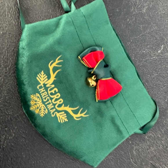 Adorable Merry Christmas Silk like Christmas Pouch, bag, carry anything! NWT - Picture 4 of 6